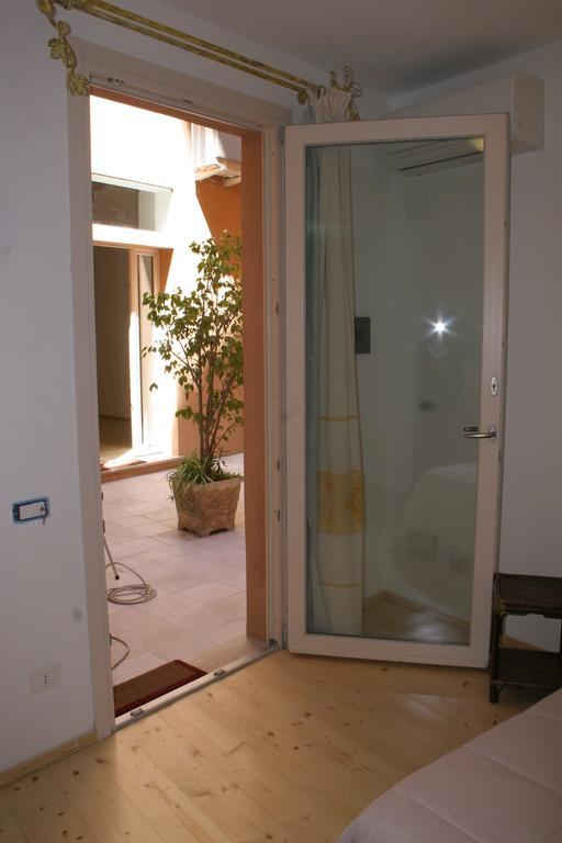 Note Sulla Piazza Bed & Breakfast Каляри Екстериор снимка